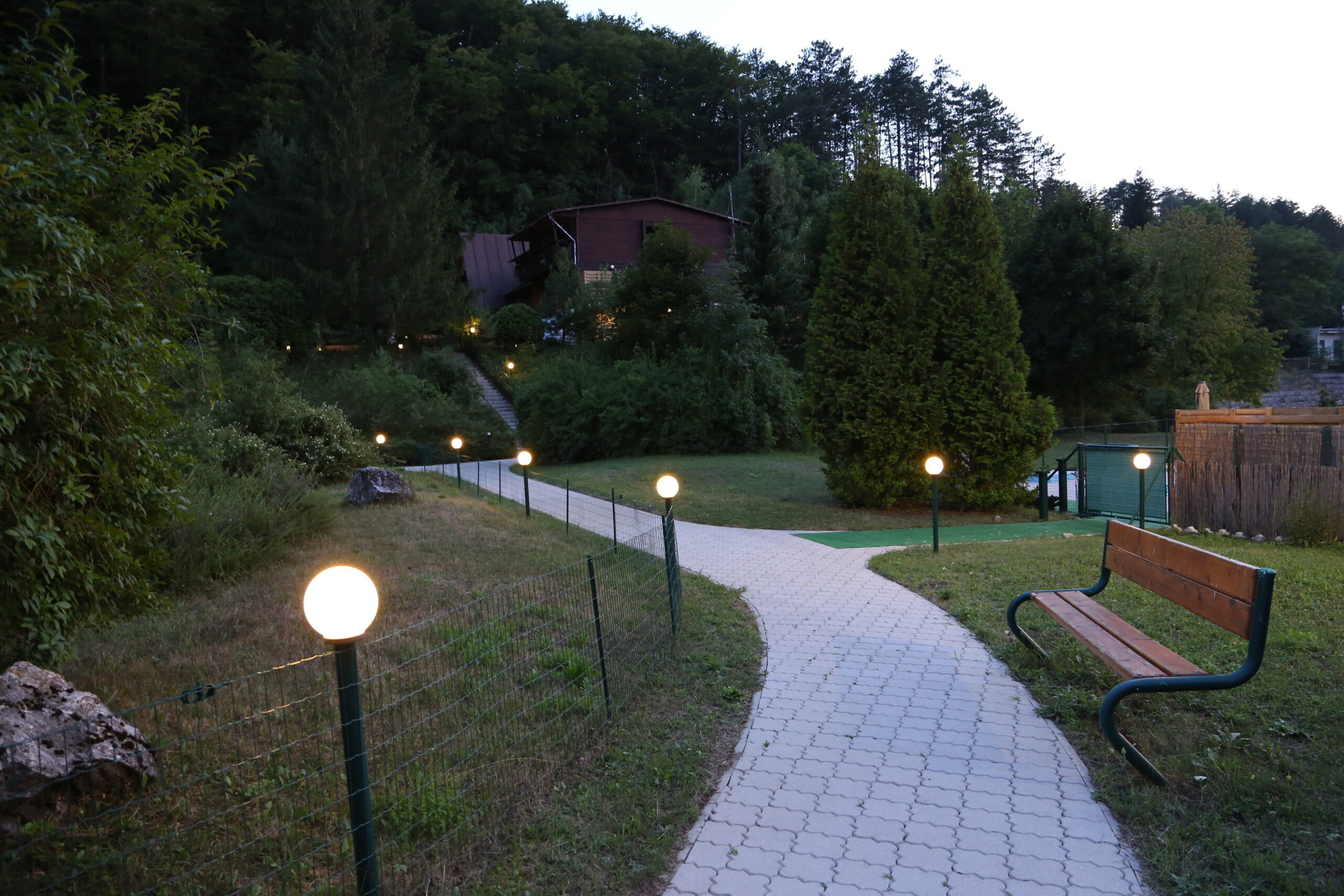 Sfeervolle avondverlichting over het ganse domein in Mladost Grote Vakantiewoning in Slovakije.
