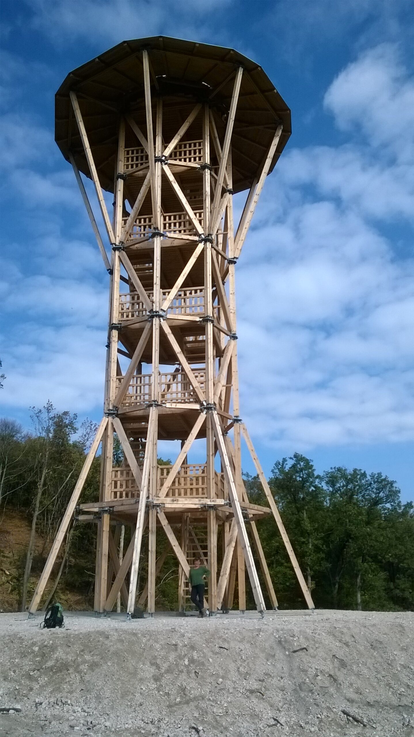 Deze uitkijktoren is te beklimmen tijdens een van de mooie boswandelingen vertrekkend vanuit Mladost Grote Vakantiewoning in Slovakije