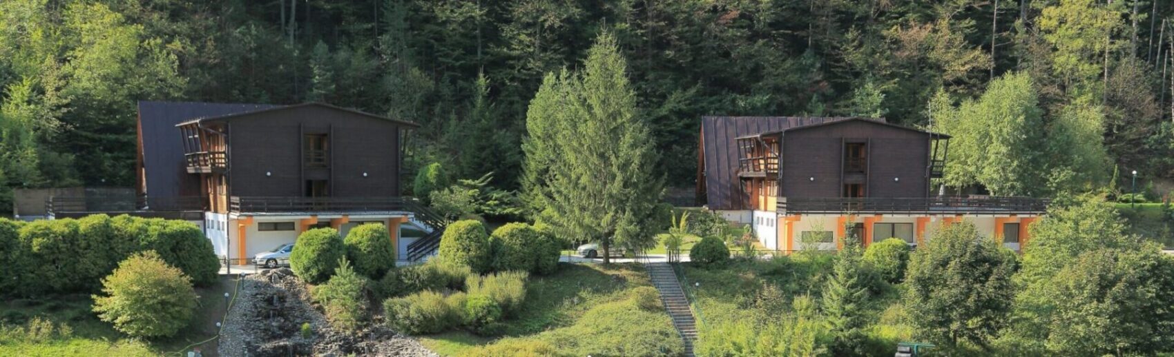 Een mooi overzicht van beide vakantie woningen in Mladost het recreatiedomein in de kleine karpaten van Slovakije, fetchpriorityI"high"